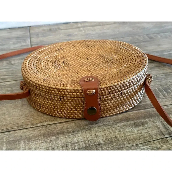 Woven Straw Round Clip Closure Crossbody Summer Beach Rattan Bags - Picture 2 of 8